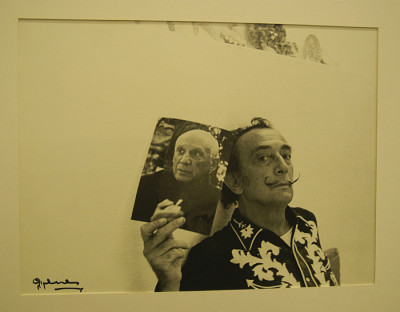 Dali con un retrato de Picasso por Juan Gyenes.jpg