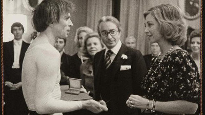 La Reina Sofía junto a Nureyev en el Teatro de la Zarzuela. Foto Juan Gyenes.jpg