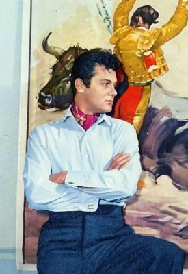 Tony Curtis bullfighting.jpg
