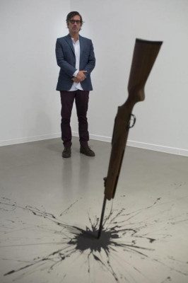 Gonzalo Lebrija y una de sus obras.jpg