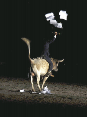 Hombre de negocios montando un toro Gonzalo Lebrija.jpg