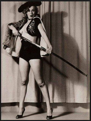 Marilyn Monroe posa con montera.jpg