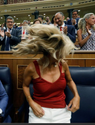 La Mari le hace el helicóptero.jpg