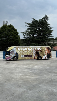 Olga Casado publicidad un autobús.jpg