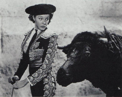 Martha Raye con el toro.jpg