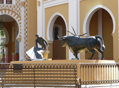 Estatua de César Girón en la Maestranza La Girondina.jpg