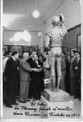 Emilio Laíz Campos escultor con el Doctor Fleming en Córdoba.jpg