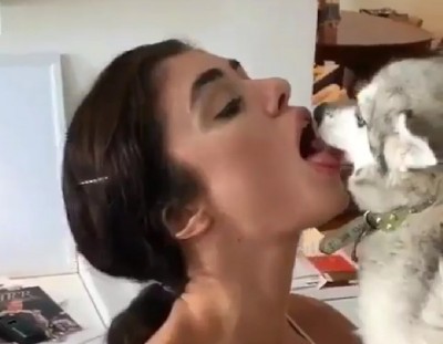 beso chica perro.jpg