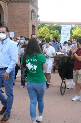 Barcial con el toro Paseo en Madrid.jpg