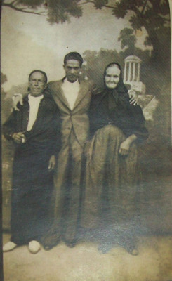 Silvino Zafón con sus padres.jpg