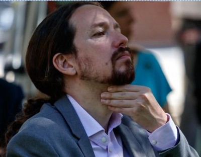 Pablo Iglesias mano garganta.JPG