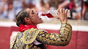 Sánchez Vara cerca de peñas taurinas y aficionados.jpg