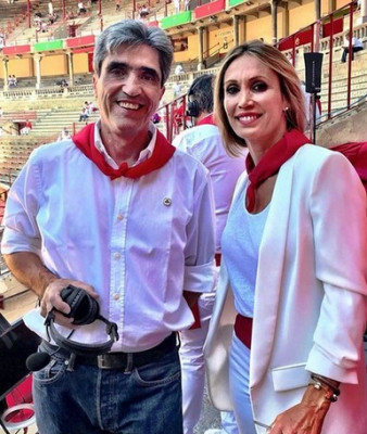 Emilio Muñoz y la torera Cristina Sánchez en San Fermín.jpg