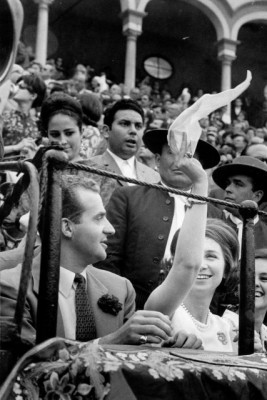 El Rey Juan Carlos I y la reina Sofía en los toros La reina pide trofeo.jpg