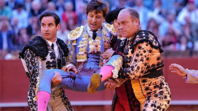 Roca Rey llevado a la enfermería.jpg