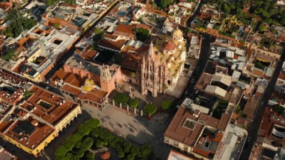 Toma aérea de la parroquia de San Miguel Arcángel en San Miguel de Allende.png
