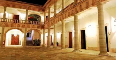 Patio central de la Alhóndiga de Granaditas.jpg