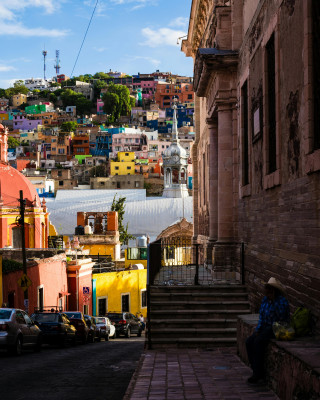 Casas coloridas en calles de Guanajuato.jpg
