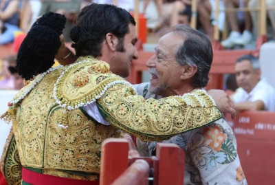 Morante brinda un toro a Esplá en Alicante 2025.jpg