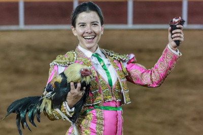 Miriam Cabas con un gallo y una oreja.jpg