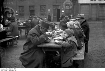 Plato único en sitio público alemania 1938.jpg