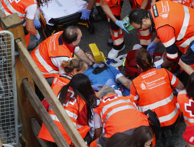 las asistencias socorren al corredor herido.jpg