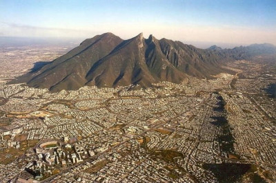 Cerro de Silla y Monterrey vistos desde el aire.jpg