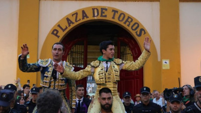 El Fandi y Marco Pérez a hombros Huesca.jpg