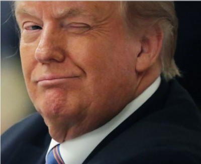 Trump guiño.JPG