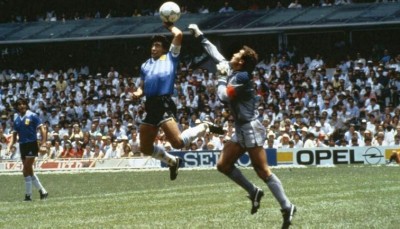 Maradona Shilton la mano de dios.jpg