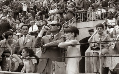 Mel Ferrer y Audrey Hepburn 15 mayo 1964 en los toros.jpg