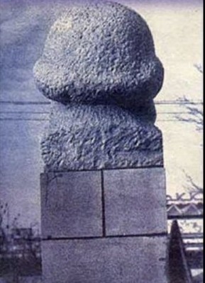 Vista posterior de una estatua dicen que Karl Marx.jpg