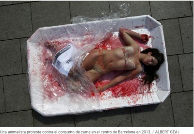 Mujer empaquetada carne sangre animalista pacma.JPG