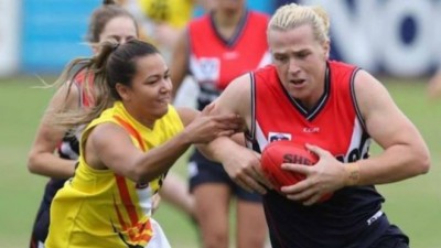 La transexual Hanna Mourney compite en la liga femenina de fútbol australiano.jpg