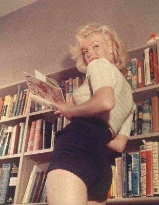 05 ago Muere Marilyn Monroe Con un libro de Goya libros de arte.jpg