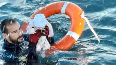 guardia civil rescata a un bebe Marruecos Ceuta ilegales.jpg
