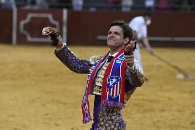 El Juli vuelta al ruedo bufanda atleti campeón de liga.jpeg