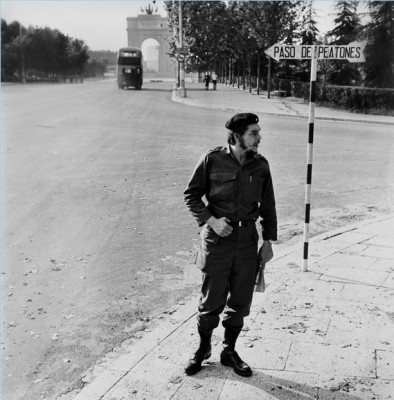Che Guevara en Madrid Junto al Arco de la Victoria 1959.JPG