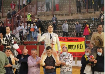 peña taurina roca rey que sale a hombros en Úbeda.JPG