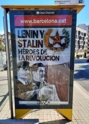 Lenin Stalin cartel autobus parada barcelona.jpg