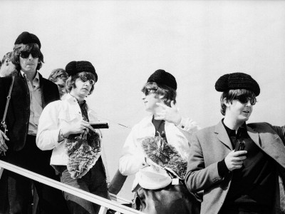 1 Los Beatles llegan a Madrid en la escalerill del avión con montera.jpg