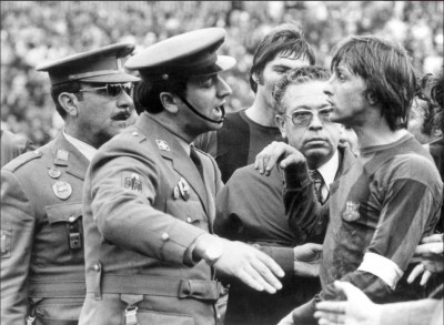 Cruyff y dos policías.JPG