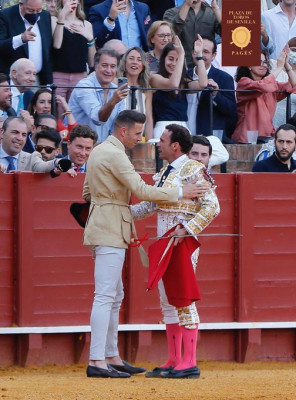 Ferrera brinda toro a Joaquín en el ruedo de la maestranza.jpg