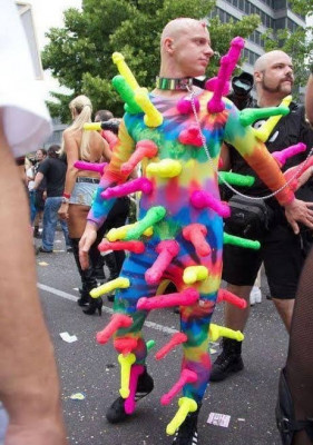 00 viruela del mono disfraz orgullo.jpg