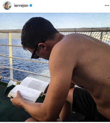 Errejon con un libro foto rara foto vintage.jpg