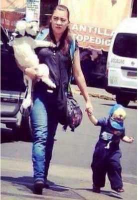 Madre con niño de la mano y perro en brazos madre o mujer.jpg