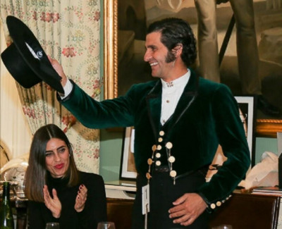 Morante recibe el premio en Londres.jpg