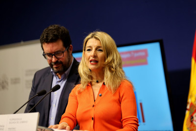 Yolanda díaz y un hombre.jpg