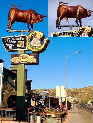 Barista restaurante en hurricane city y su toro en Utah USA EE UU 1.jpg