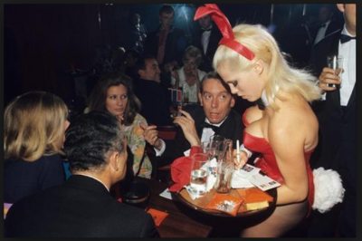 Kenneth Tyne en una fiesta de Playboy 1966.PNG